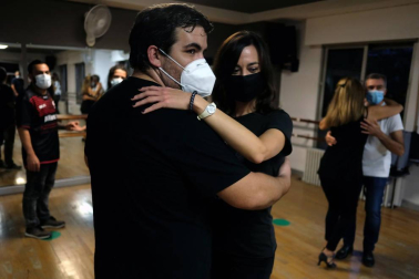 Galería de fotos de parejas bailando en la academia Salsemba de Pamplona. Las escuelas de danza y las academias de baile se están viendo muy afectadas por la crisis de la covid-19.