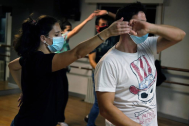 Galería de fotos de parejas bailando en la academia Salsemba de Pamplona. Las escuelas de danza y las academias de baile se están viendo muy afectadas por la crisis de la covid-19.