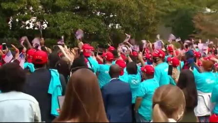 Trump reaparece tras superar la COVID-19 sin mascarilla y sin distancia social