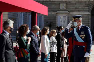Este año la celebración del 12 de octubre ha quedado reducida a un austero acto militar en el Patio de la Armería del Palacio Real.