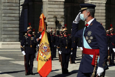 Este año la celebración del 12 de octubre ha quedado reducida a un austero acto militar en el Patio de la Armería del Palacio Real.