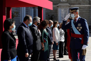 Este año la celebración del 12 de octubre ha quedado reducida a un austero acto militar en el Patio de la Armería del Palacio Real.