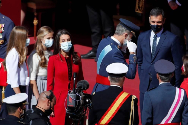 Este año la celebración del 12 de octubre ha quedado reducida a un austero acto militar en el Patio de la Armería del Palacio Real.
