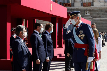 Este año la celebración del 12 de octubre ha quedado reducida a un austero acto militar en el Patio de la Armería del Palacio Real.