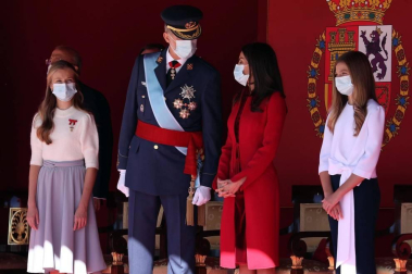 Este año la celebración del 12 de octubre ha quedado reducida a un austero acto militar en el Patio de la Armería del Palacio Real.