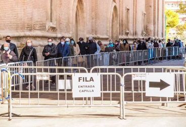 Importante despliegue policial para controlar los accesos a la plaza y un ambiente enrarecido en el que se han mezclado devoción, curiosidad y resignación.
