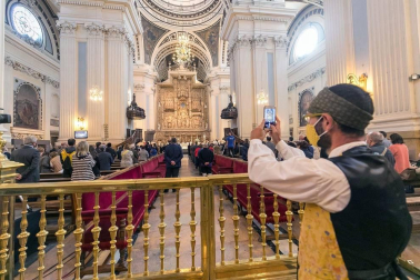 Importante despliegue policial para controlar los accesos a la plaza y un ambiente enrarecido en el que se han mezclado devoción, curiosidad y resignación.