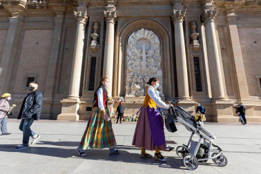 Importante despliegue policial para controlar los accesos a la plaza y un ambiente enrarecido en el que se han mezclado devoción, curiosidad y resignación.