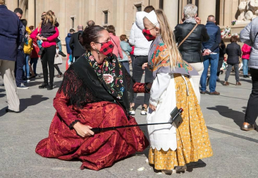 Importante despliegue policial para controlar los accesos a la plaza y un ambiente enrarecido en el que se han mezclado devoción, curiosidad y resignación.