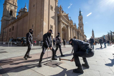 Importante despliegue policial para controlar los accesos a la plaza y un ambiente enrarecido en el que se han mezclado devoción, curiosidad y resignación.