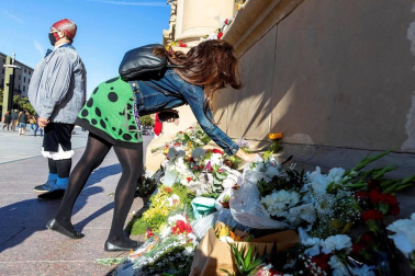 Importante despliegue policial para controlar los accesos a la plaza y un ambiente enrarecido en el que se han mezclado devoción, curiosidad y resignación.
