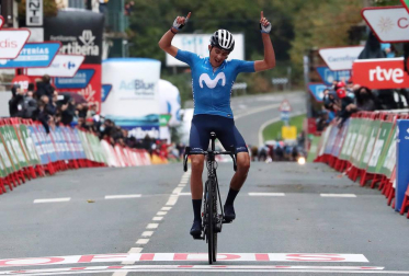 El pelotón tomó la salida desde el Parque del Runa pamplonés, atravesando las calles del casco Antiguo rumbo a Lekunberri en la segunda etapa de la Vuelta Civlista a España 2020.