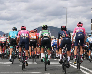 El pelotón tomó la salida desde el Parque del Runa pamplonés, atravesando las calles del casco Antiguo rumbo a Lekunberri en la segunda etapa de la Vuelta Civlista a España 2020.