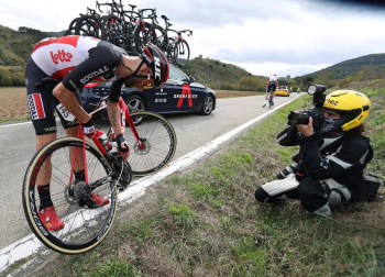 El pelotón tomó la salida desde el Parque del Runa pamplonés, atravesando las calles del casco Antiguo rumbo a Lekunberri en la segunda etapa de la Vuelta Civlista a España 2020.