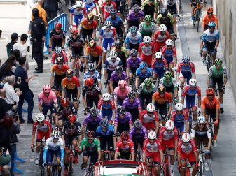 El pelotón tomó la salida desde el Parque del Runa pamplonés, atravesando las calles del casco Antiguo rumbo a Lekunberri en la segunda etapa de la Vuelta Civlista a España 2020.