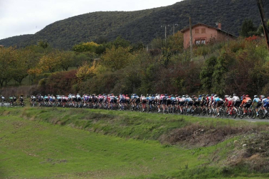 El pelotón tomó la salida desde el Parque del Runa pamplonés, atravesando las calles del casco Antiguo rumbo a Lekunberri en la segunda etapa de la Vuelta Civlista a España 2020.