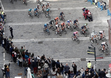 El pelotón tomó la salida desde el Parque del Runa pamplonés, atravesando las calles del casco Antiguo rumbo a Lekunberri en la segunda etapa de la Vuelta Civlista a España 2020.