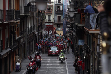 El pelotón tomó la salida desde el Parque del Runa pamplonés, atravesando las calles del casco Antiguo rumbo a Lekunberri en la segunda etapa de la Vuelta Civlista a España 2020.