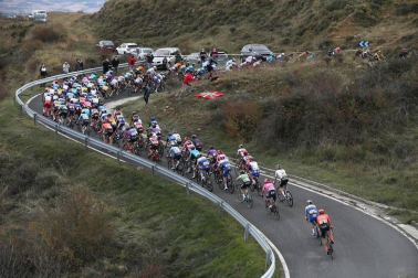 El pelotón tomó la salida desde el Parque del Runa pamplonés, atravesando las calles del casco Antiguo rumbo a Lekunberri en la segunda etapa de la Vuelta Civlista a España 2020.