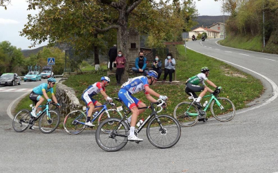 El pelotón tomó la salida desde el Parque del Runa pamplonés, atravesando las calles del casco Antiguo rumbo a Lekunberri en la segunda etapa de la Vuelta Civlista a España 2020.
