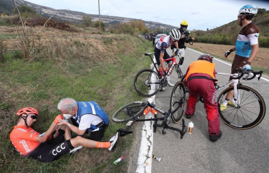 El pelotón tomó la salida desde el Parque del Runa pamplonés, atravesando las calles del casco Antiguo rumbo a Lekunberri en la segunda etapa de la Vuelta Civlista a España 2020.