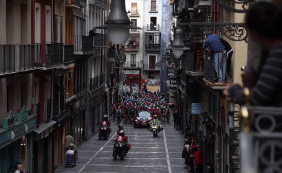 El pelotón tomó la salida desde el Parque del Runa pamplonés, atravesando las calles del casco Antiguo rumbo a Lekunberri en la segunda etapa de la Vuelta Civlista a España 2020.