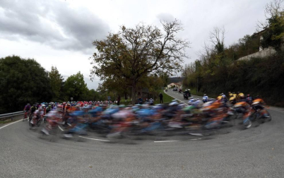 El pelotón tomó la salida desde el Parque del Runa pamplonés, atravesando las calles del casco Antiguo rumbo a Lekunberri en la segunda etapa de la Vuelta Civlista a España 2020.