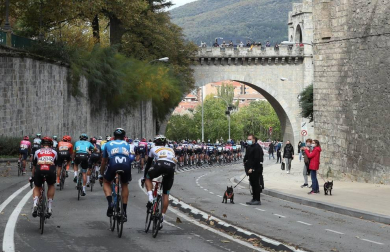 El pelotón tomó la salida desde el Parque del Runa pamplonés, atravesando las calles del casco Antiguo rumbo a Lekunberri en la segunda etapa de la Vuelta Civlista a España 2020.