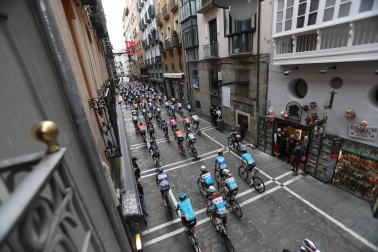 El pelotón tomó la salida desde el Parque del Runa pamplonés, atravesando las calles del casco Antiguo rumbo a Lekunberri en la segunda etapa de la Vuelta Civlista a España 2020.