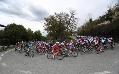 El pelotón tomó la salida desde el Parque del Runa pamplonés, atravesando las calles del casco Antiguo rumbo a Lekunberri en la segunda etapa de la Vuelta Civlista a España 2020.