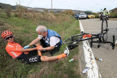 El pelotón tomó la salida desde el Parque del Runa pamplonés, atravesando las calles del casco Antiguo rumbo a Lekunberri en la segunda etapa de la Vuelta Civlista a España 2020.