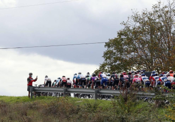 El pelotón tomó la salida desde el Parque del Runa pamplonés, atravesando las calles del casco Antiguo rumbo a Lekunberri en la segunda etapa de la Vuelta Civlista a España 2020.