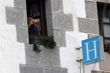 Imágenes de la salida desde Pamplona y del desarrollo de la segunda etapa entre Pamplona y Lekunberri.