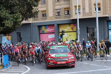 Imágenes de la salida desde Pamplona y del desarrollo de la segunda etapa entre Pamplona y Lekunberri.