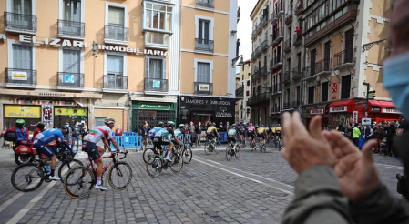 Imágenes de la salida desde Pamplona y del desarrollo de la segunda etapa entre Pamplona y Lekunberri.