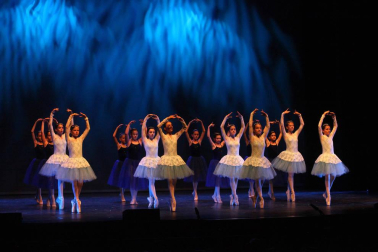 alumnos de la escuela  de Danza y Teatro Ángel Martínez durante las actuaciones