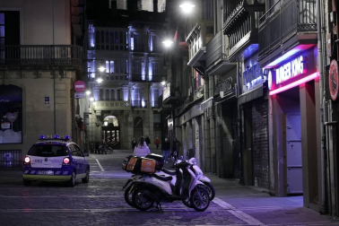 Imágenes de la primera jornada de confinamiento perimetral de la Comunidad foral, que los navarros viven con cierta normalidad pero con muchas dudas sobre qué pueden hacer o no en esta nueva fase de restricciones, encaminadas a reducir la tasa de contagio de coronavirus.