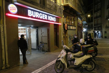 Imágenes de la primera jornada de confinamiento perimetral de la Comunidad foral, que los navarros viven con cierta normalidad pero con muchas dudas sobre qué pueden hacer o no en esta nueva fase de restricciones, encaminadas a reducir la tasa de contagio de coronavirus.