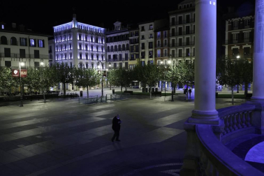 Imágenes de la primera jornada de confinamiento perimetral de la Comunidad foral, que los navarros viven con cierta normalidad pero con muchas dudas sobre qué pueden hacer o no en esta nueva fase de restricciones, encaminadas a reducir la tasa de contagio de coronavirus.