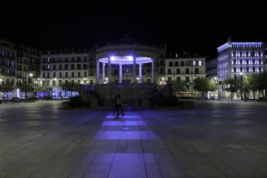 Imágenes de la primera jornada de confinamiento perimetral de la Comunidad foral, que los navarros viven con cierta normalidad pero con muchas dudas sobre qué pueden hacer o no en esta nueva fase de restricciones, encaminadas a reducir la tasa de contagio de coronavirus.