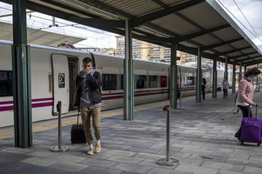 Imágenes de la primera jornada de confinamiento perimetral de la Comunidad, que los navarros viven con cierta normalidad pero con muchas dudas sobre qué pueden hacer o no en esta nueva fase de restricciones, encaminadas a reducir la tasa de contagio de coronavirus.