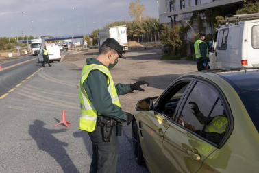 Imágenes de la primera jornada de confinamiento perimetral de la Comunidad, que los navarros viven con cierta normalidad pero con muchas dudas sobre qué pueden hacer o no en esta nueva fase de restricciones, encaminadas a reducir la tasa de contagio de coronavirus.