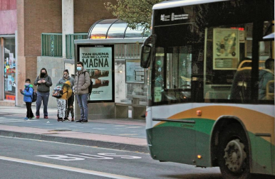 Imágenes de la primera jornada de confinamiento perimetral de la Comunidad, que los navarros viven con cierta normalidad pero con muchas dudas sobre qué pueden hacer o no en esta nueva fase de restricciones, encaminadas a reducir la tasa de contagio de coronavirus.