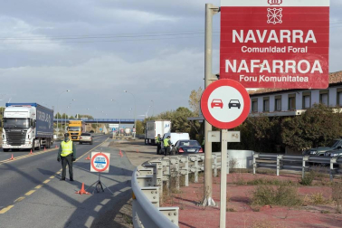 Imágenes de la primera jornada de confinamiento perimetral de la Comunidad, que los navarros viven con cierta normalidad pero con muchas dudas sobre qué pueden hacer o no en esta nueva fase de restricciones, encaminadas a reducir la tasa de contagio de coronavirus.