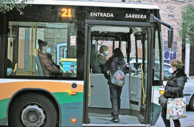 Imágenes de la primera jornada de confinamiento perimetral de la Comunidad, que los navarros viven con cierta normalidad pero con muchas dudas sobre qué pueden hacer o no en esta nueva fase de restricciones, encaminadas a reducir la tasa de contagio de coronavirus.