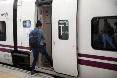 Imágenes de la primera jornada de confinamiento perimetral de la Comunidad, que los navarros viven con cierta normalidad pero con muchas dudas sobre qué pueden hacer o no en esta nueva fase de restricciones, encaminadas a reducir la tasa de contagio de coronavirus.