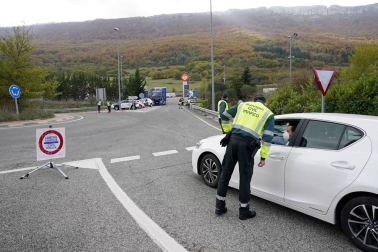 Los navarros viven este jueves la primera jornada de confinamiento perimetral de la Comunidad con cierta normalidad pero con muchas dudas sobre qué pueden hacer o no en esta nueva fase de restricciones, encaminadas a reducir la tasa de contagio de coronavirus.