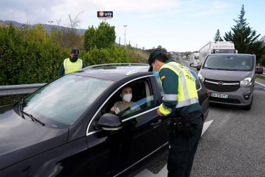 Los navarros viven este jueves la primera jornada de confinamiento perimetral de la Comunidad con cierta normalidad pero con muchas dudas sobre qué pueden hacer o no en esta nueva fase de restricciones, encaminadas a reducir la tasa de contagio de coronavirus.
