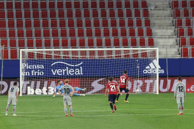 Galería de fotos del partido entre Osasuna y Athletic, que ha terminado con victoria rojilla por 1-0 el día de la celebración del centenario del club.