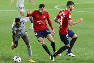Galería de fotos del partido entre Osasuna y Athletic, que ha terminado con victoria rojilla por 1-0 el día de la celebración del centenario del club.